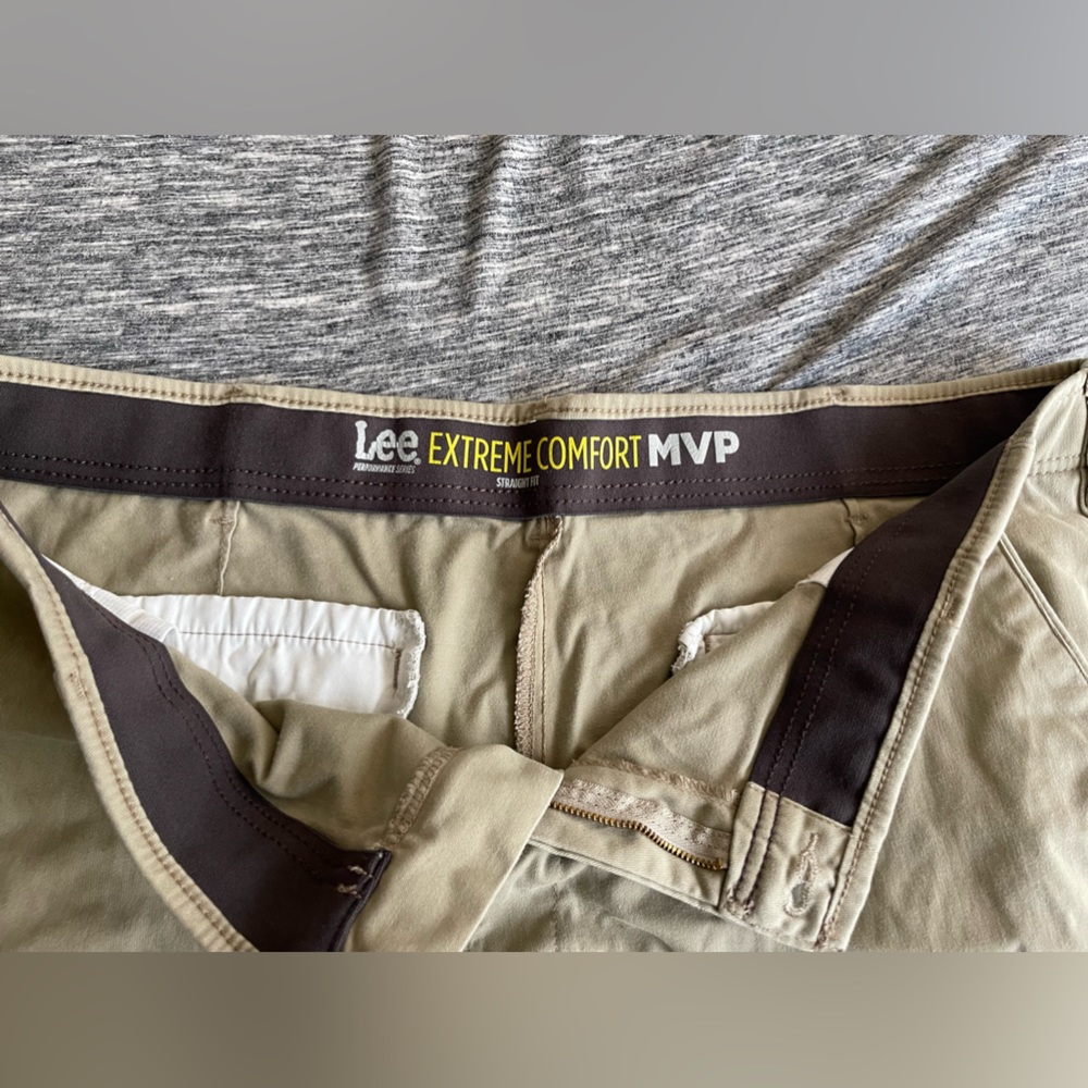 Lee Men’s Extreme Comfort MVP, Straight Fit, size 42 x 30, khaki